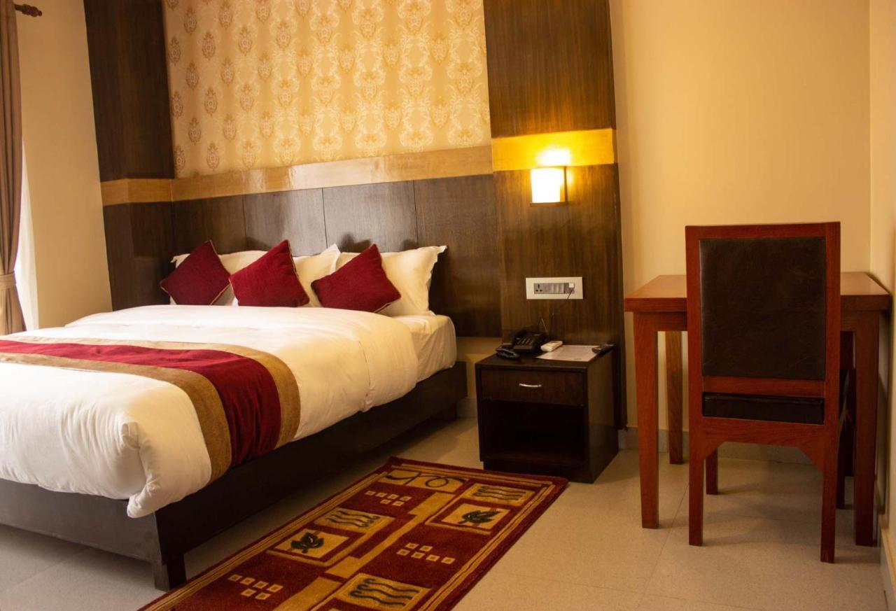 Hotel Silverline Покхара Экстерьер фото