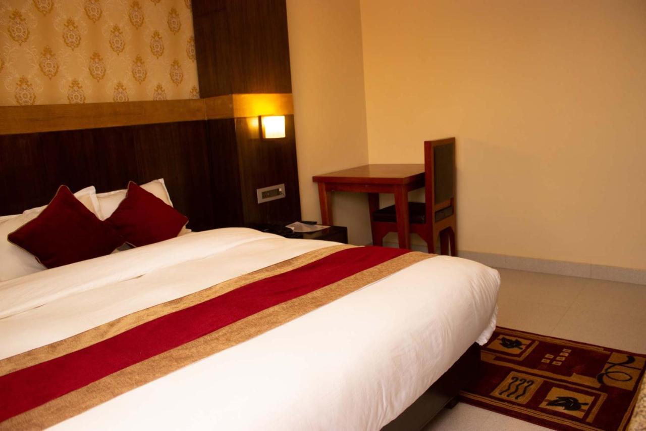 Hotel Silverline Покхара Экстерьер фото